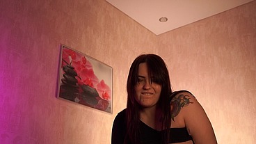 4К Бэкстейдж Парень делает куни госпоже - Джои