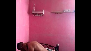 La novia de mi amigo me marca para llegar a su domicilio mientras &eacute_l no est&aacute_ termino follando mientras me chupa pija