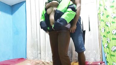 Ajak ngentot mbak ojol ketika mengantarkan pesanan makanan