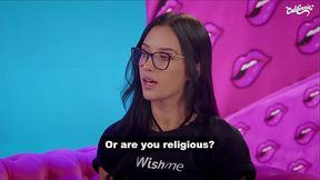 Clara Wellen plays with hottie '_s pussy