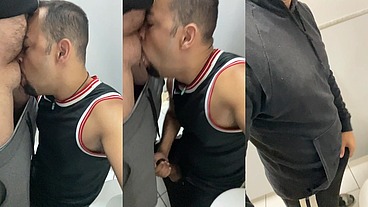DE JOELHOS MAMANDO A PICA DO VIZINHO NO WC PUBLICO