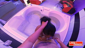 En el Jacuzzi Chupada de Pinga de Valery, le encanta hacer garganta profunda para el Casting