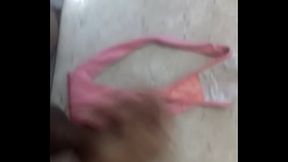 Mais uma gozada na calcinha fil dental.