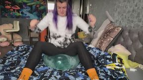 i poping balloons with all my weight