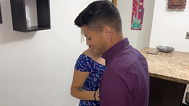 Novio le Trajo un Regalo Romantico a su Novia y la Encontro Follando con su Mejor Amigo el dia de San Valentin NTR Netorare