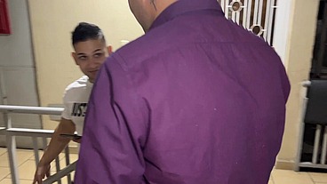 Novio le Trajo un Regalo Romantico a su Novia y la Encontro Follando con su Mejor Amigo el dia de San Valentin NTR Netorare