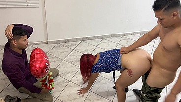 Novio le Trajo un Regalo Romantico a su Novia y la Encontro Follando con su Mejor Amigo el dia de San Valentin NTR Netorare