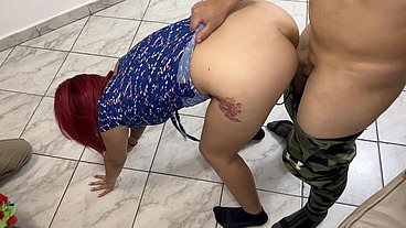 Novio le Trajo un Regalo Romantico a su Novia y la Encontro Follando con su Mejor Amigo el dia de San Valentin NTR Netorare