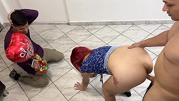 Novio le Trajo un Regalo Romantico a su Novia y la Encontro Follando con su Mejor Amigo el dia de San Valentin NTR Netorare