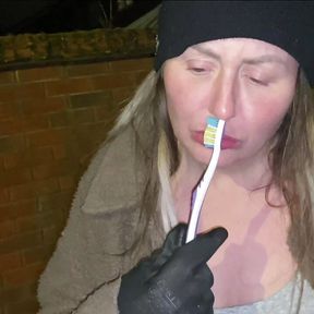 Street girl fucks Herself with a toothbrush!