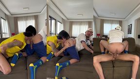 fui assistir o jogo na casa de um amigo dotado. o brasil nao ganhou mas pelo menos sentei na pica gigante dele e ainda ganhei leitada no cu - parte ii
