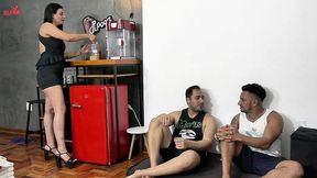 nada melhor do que um cineminha em casa com os amigos