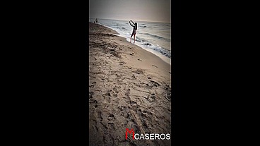 Sexo publico en la playa Una DESCONOCIDA me hace una mamada en la playa