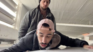 Unge amatør arabiske twinks med behårede kroppe giver sjuskede blowjobs og tager stor pik uden kondom, før de synker masser