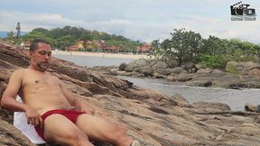 casal badarox vai tomar banho de mar e acaba transando na beira da praia. manu fox.
