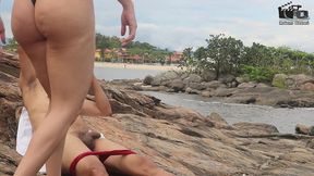 casal badarox vai tomar banho de mar e acaba transando na beira da praia. manu fox.