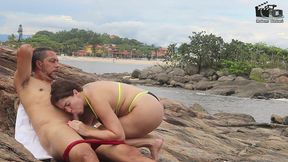 casal badarox vai tomar banho de mar e acaba transando na beira da praia. manu fox.