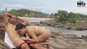 casal badarox vai tomar banho de mar e acaba transando na beira da praia. manu fox.