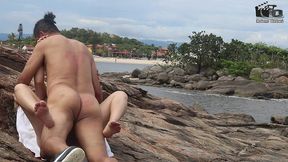 casal badarox vai tomar banho de mar e acaba transando na beira da praia. manu fox.