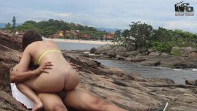 casal badarox vai tomar banho de mar e acaba transando na beira da praia. manu fox.