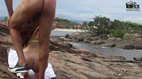 casal badarox vai tomar banho de mar e acaba transando na beira da praia. manu fox.