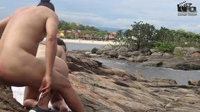 casal badarox vai tomar banho de mar e acaba transando na beira da praia. manu fox.