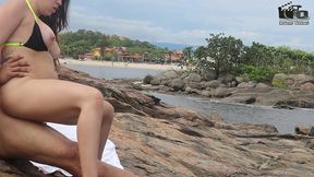casal badarox vai tomar banho de mar e acaba transando na beira da praia. manu fox.