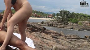 casal badarox vai tomar banho de mar e acaba transando na beira da praia. manu fox.