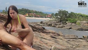 casal badarox vai tomar banho de mar e acaba transando na beira da praia. manu fox.