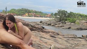 casal badarox vai tomar banho de mar e acaba transando na beira da praia. manu fox.