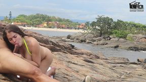 casal badarox vai tomar banho de mar e acaba transando na beira da praia. manu fox.