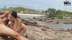 casal badarox vai tomar banho de mar e acaba transando na beira da praia. manu fox.