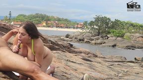 casal badarox vai tomar banho de mar e acaba transando na beira da praia. manu fox.
