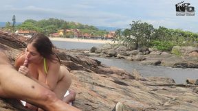 casal badarox vai tomar banho de mar e acaba transando na beira da praia. manu fox.