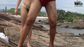 casal badarox vai tomar banho de mar e acaba transando na beira da praia. manu fox.