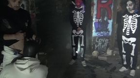 mec baise snas capote en public pendant la nuit d halloween