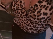 ragazza italiana fa un pompino al marito mentre parla al telefono con la sua migliore amica