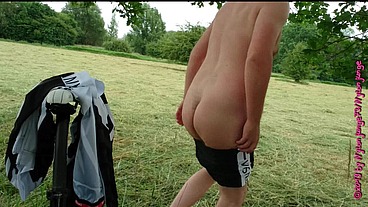 Nylonjunge mit Prostata Plug auf Fahrradtour 2019
