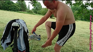 Nylonjunge mit Prostata Plug auf Fahrradtour 2019