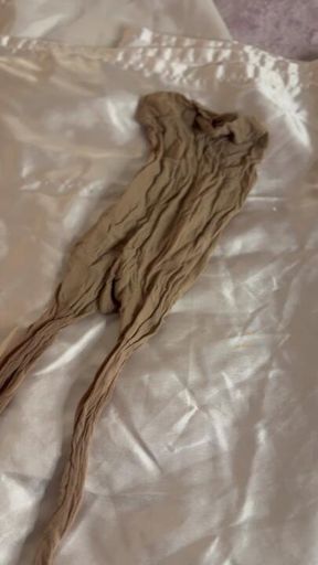 Nude Nylons Nirvana: Mature MILF's Squirting Solo Session
