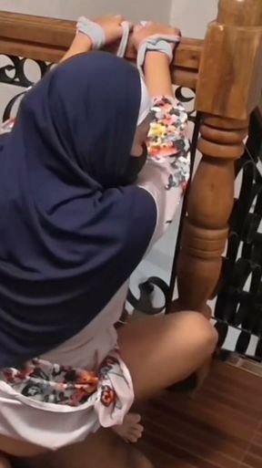 Istri berhijab kepergok selingkuh sama pria lain selingkuh sama pria lain   Clip 2