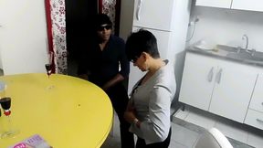 la puta se quiere hacer unos pesos extras publicando uno de sus bulos y se encuentra al proxe adentro