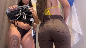 esposa heyya e @lunna_geek fazem uma putaria no provador do shopping