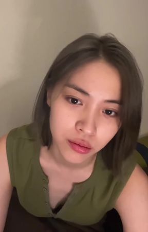 Korean babe gives close-up lip service