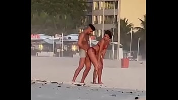 Comendo a mulher na praia