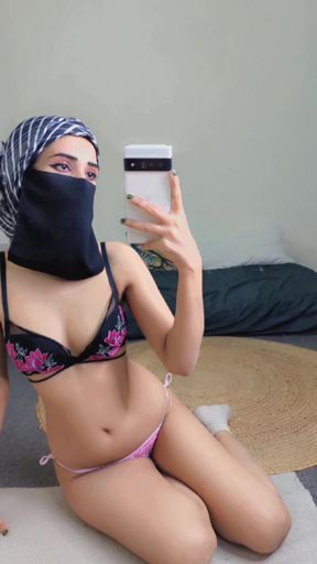 OnlyFans teen shows off her tits