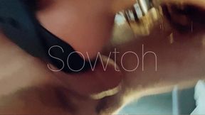 quand je glisse le masque de chienne a ancilla, elle vire directement et leche...