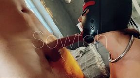 quand je glisse le masque de chienne a ancilla, elle vire directement et leche...