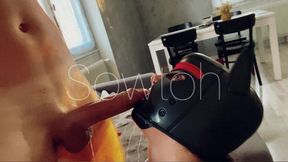 quand je glisse le masque de chienne a ancilla, elle vire directement et leche...