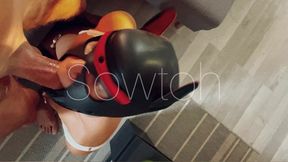 quand je glisse le masque de chienne a ancilla, elle vire directement et leche...